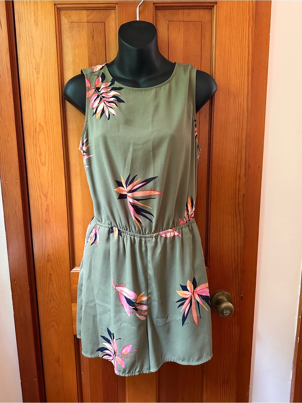 a.n.d. away Olive Floral Open Back Romper Size Small
